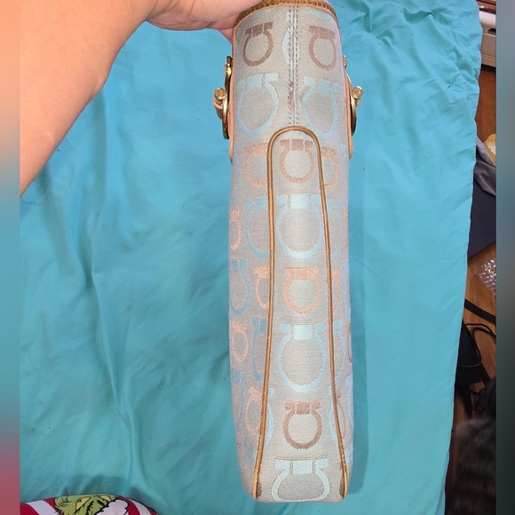 Salvatore Ferragamo Tan and Baby Blue Tote Bag with Elegant Design - Picture 5 of 8